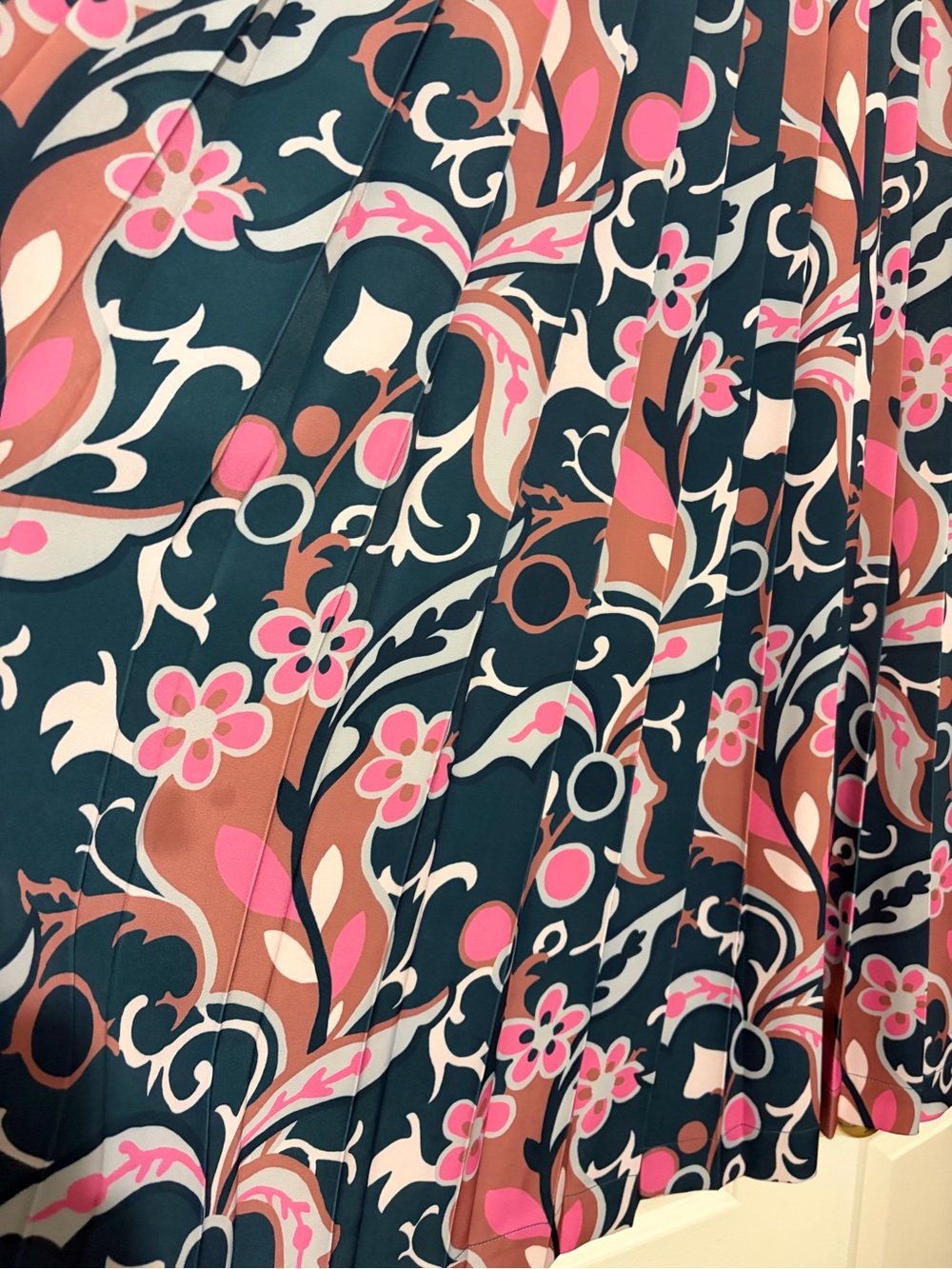 Tuckernuck X Cameran Eubanks Wimberly Magnolia
Chintz Indre Floral pleated skirt - Picture 5 of 8